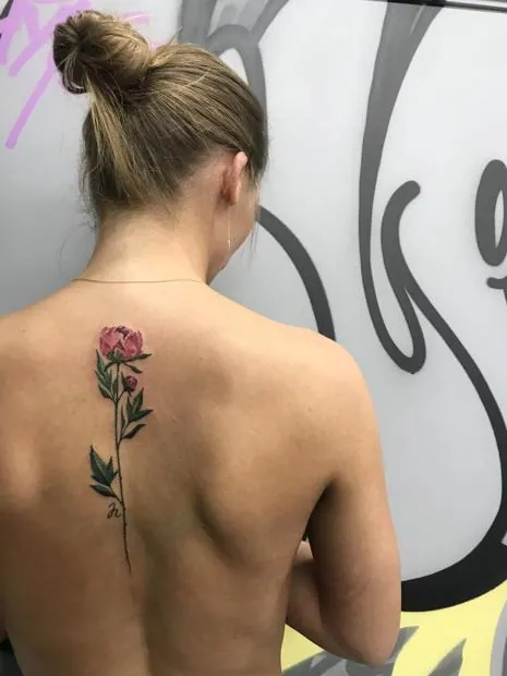 Пион: цветы, спина. Тату-мастер Надежда Черникова, Калининград